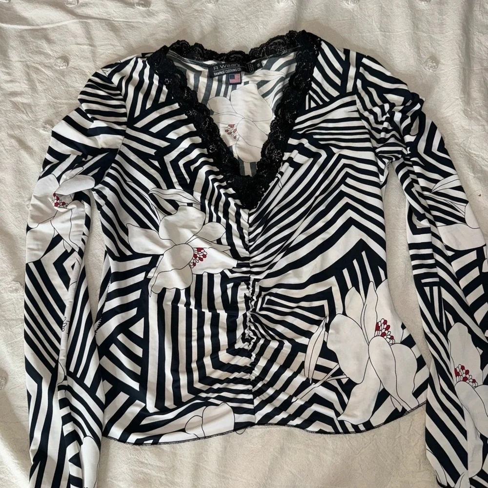 Ladies blouse. Size medium. - Picture 2 of 4